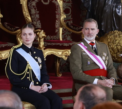Sus Majestades los Reyes y la Princesa de Asturias durante la intervención de la ministra de Defensa
