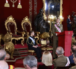 Su Majestad el Rey se dirige a la Princesa de Asturias durante su intervención en la celebración de la Pascua Militar
