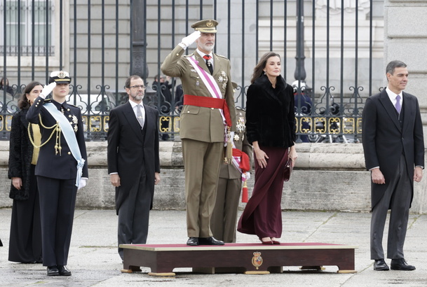 Sus Majestades los Reyes y la Princesa de Asturias durante la interpretación del Himno Nacional