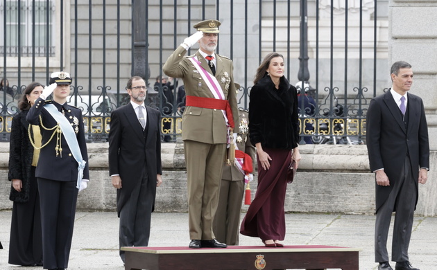 Sus Majestades los Reyes y la Princesa de Asturias durante la interpretación del Himno Nacional