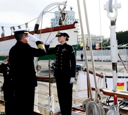 Su Alteza Real la Princesa de Asturias es recibida en la meseta del portalón del Buque por el Capitán de Navío Comandante del Buque Escuela Juan Sebas