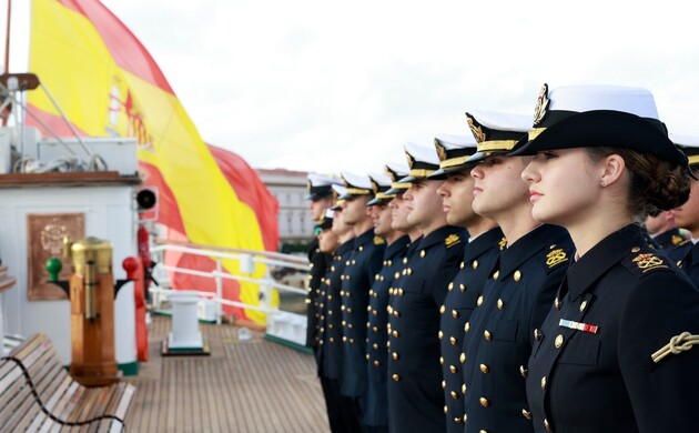 La Princesa de Asturias en formación en la cubierta del Buque Escuela Juan Sebastián de Elcano
