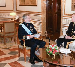 Don Felipe conversa con el embajador del Reino Unido tras recibir la Credencial