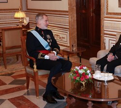 Su Majestad el Rey conversa con el embajador de Canadá durante el encuentro