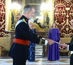 Don Felipe recibe la Credencial del embajador de Panamá, Héctor Ernesto Infante de Sedas