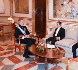S.M. el Rey mantiene un conversación con el embajador de Panamá durante el encuentro