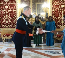 Su Majestad el Rey recibe la Credencial de manos de la embajadora de la República Gabonesa, Allegra Pamela R. Bongo
