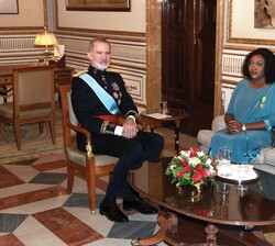 Don Felipe durante el encuentro con la embajadora de la República Gabonesa