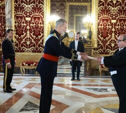 Su Majestad el Rey recibe la Credencial de manos de Emmanuel Mallia, embajador de la República de Malta