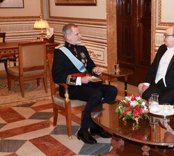 Don Felipe conversa con Emmanuel Mallia, embajador de la República de Malta