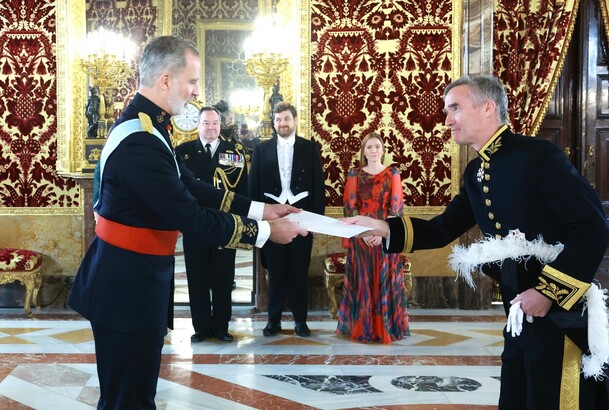 Su Majestad el Rey recibe la Credencial de Alexander Wykeham Ellis, embajador del Reino Unido de Gran Bretaña e Irlanda del Norte