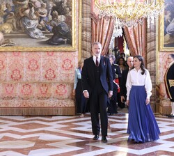 Sus Majestades los Reyes acceden al Salón del Trono