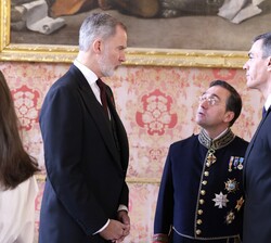 Su Majestad el Rey conversa con el presidente del Gobierno, Pedro Sánchez Pérez-Castejón; y con el  ministro de Asuntos Exteriores, Unión Europea y Co