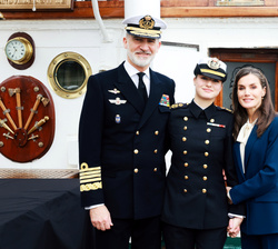 Sus Majestades los Reyes y Su Alteza Real la Princesa de Asturias en el Buque Escuela "Juan Sebastián de Elcano"