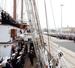 Despedida de las damas y caballeros Guardiamarinas durante la interpretación de la Salve Marinera