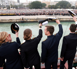 Despedida de las damas y caballeros Guardiamarinas durante la interpretación de la Salve Marinera