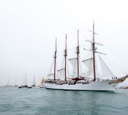 El Buque Escuela "Juan Sebastián de Elcano" en su salida a la mar
