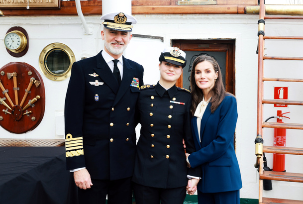 Sus Majestades los Reyes y Su Alteza Real la Princesa de Asturias en el Buque Escuela "Juan Sebastián de Elcano"