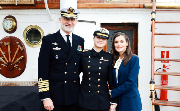 Sus Majestades los Reyes y Su Alteza Real la Princesa de Asturias en el Buque Escuela "Juan Sebastián de Elcano"