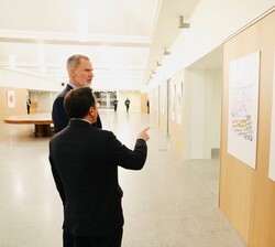 Don Felipe y el ministro Albares conversan sobre una de las obras expuesta el Ministerio de Asuntos Exteriores, Unión Europea y Cooperación