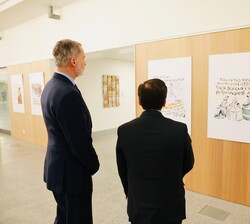 El Rey y el ministro Albares frente una de las obras expuesta el Ministerio de Asuntos Exteriores, Unión Europea y Cooperación
