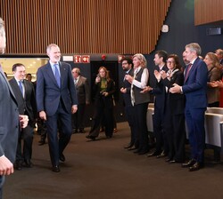 Don Felipe accede al auditorio del Ministerio de Asuntos Exteriores, Unión Europea y Cooperación