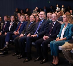 Su Majestad el Rey en la primera fila de asientos del auditorio