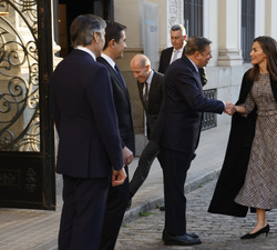Su Majestad la Reina a su llegada a la Fundación Microfinanzas BBVA es recibida por el ministro de Agricultura, Pesca y Alimentación, Luis Planas