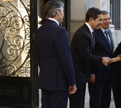 Su Majestad la Reina recibe el saludo del presidente de BBVA, Carlos Torres Vila, a su llegada a la Fundación Microfinanzas BBVA 