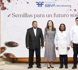 Fotografía de grupo de Su Majestad la Reina con los tres beneficiarios de la FMBBVA el maestro chocolatero colombiano, el cacaotero panameño y la caca