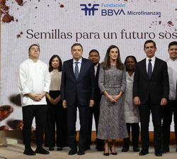 Fotografía de grupo de Su Majestad la Reina con los tres beneficiarios de la FMBBVA, el ministro de Agricultura, Pesca y Alimentación, dirección de BB