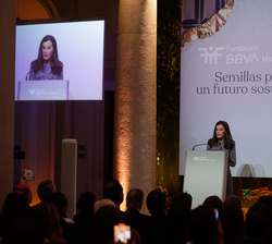 Vista general de la sala durante la intervención de Su Majestad la Reina en el acto organizado por la “Fundación Microfinanzas BBVA” sobre