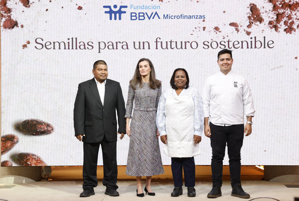 Fotografía de grupo de Su Majestad la Reina con los tres beneficiarios de la FMBBVA el maestro chocolatero colombiano, el cacaotero panameño y la caca
