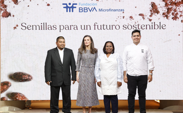 Fotografía de grupo de Su Majestad la Reina con los tres beneficiarios de la FMBBVA el maestro chocolatero colombiano, el cacaotero panameño y la caca