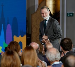 Don Felipe accede al Salón Real del Hotel Mandarín Oriental Ritz