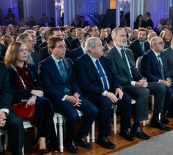 Su Majestad el Rey en el Salón Real del Hotel Mandarín Oriental Ritz en los instantes previos al inicio del acto