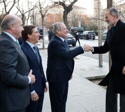 Su Majestad el Rey recibe el saludo del ministro de Industria y Turismo, Jordi Hereu