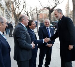 Su Majestad el Rey recibe el saludo del alcalde de Madrid, José Luis Martínez-Almeida