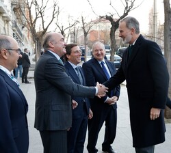 Su Majestad el Rey recibe el saludo del vicepresidente del Banco Central Europeo, Luis de Guindos