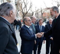 Su Majestad el Rey recibe el saludo del presidente ejecutivo del "Spain Investors Day", Benito Berceruelo