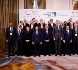 Fotografía de grupo de Su Majestad el Rey con los miembros del Consejo Rector del "Spain Investors Day"