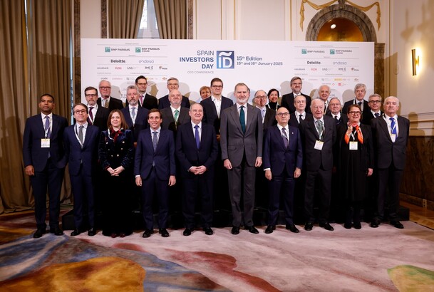 Fotografía de grupo de Su Majestad el Rey con los miembros del Consejo Rector del "Spain Investors Day"