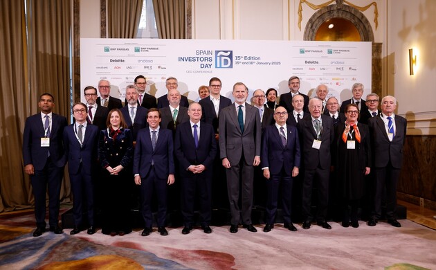 Fotografía de grupo de Su Majestad el Rey con los miembros del Consejo Rector del "Spain Investors Day"