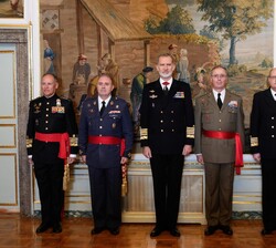 Su Majestad el Rey junto a un grupo de tenientes generales y almirante en situación de reserva y retiro