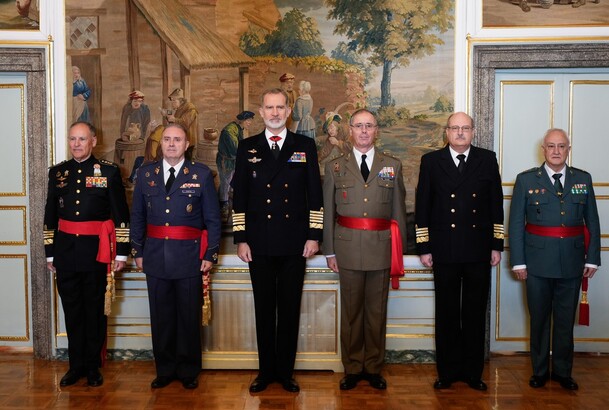 Su Majestad el Rey junto a un grupo de tenientes generales y almirante en situación de reserva y retiro