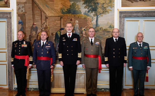 Su Majestad el Rey junto a un grupo de tenientes generales y almirante en situación de reserva y retiro