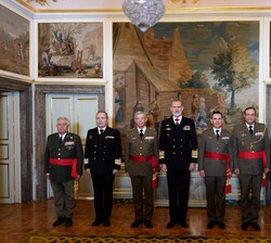 Don Felipe junto a un grupo de generales de división y vicealmirantes