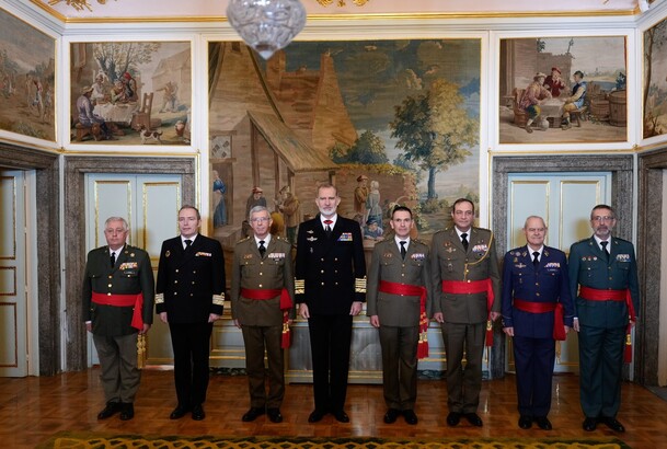 Don Felipe junto a un grupo de generales de división y vicealmirantes