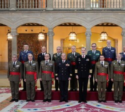 Su Majestad el Rey con un grupo de generales de brigada y contralmirantes en el Palacio Real de El Pardo