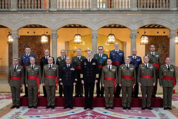 Su Majestad el Rey con un grupo de generales de brigada y contralmirantes en el Palacio Real de El Pardo